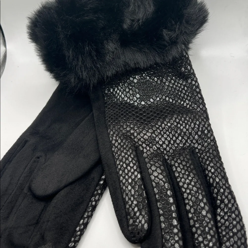 716. Elegant Black Fur-Trimmed Gloves